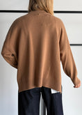 Carica l'immagine nel visualizzatore della galleria, Maglia over cammello spacchi laterali - PHILIALOFT
