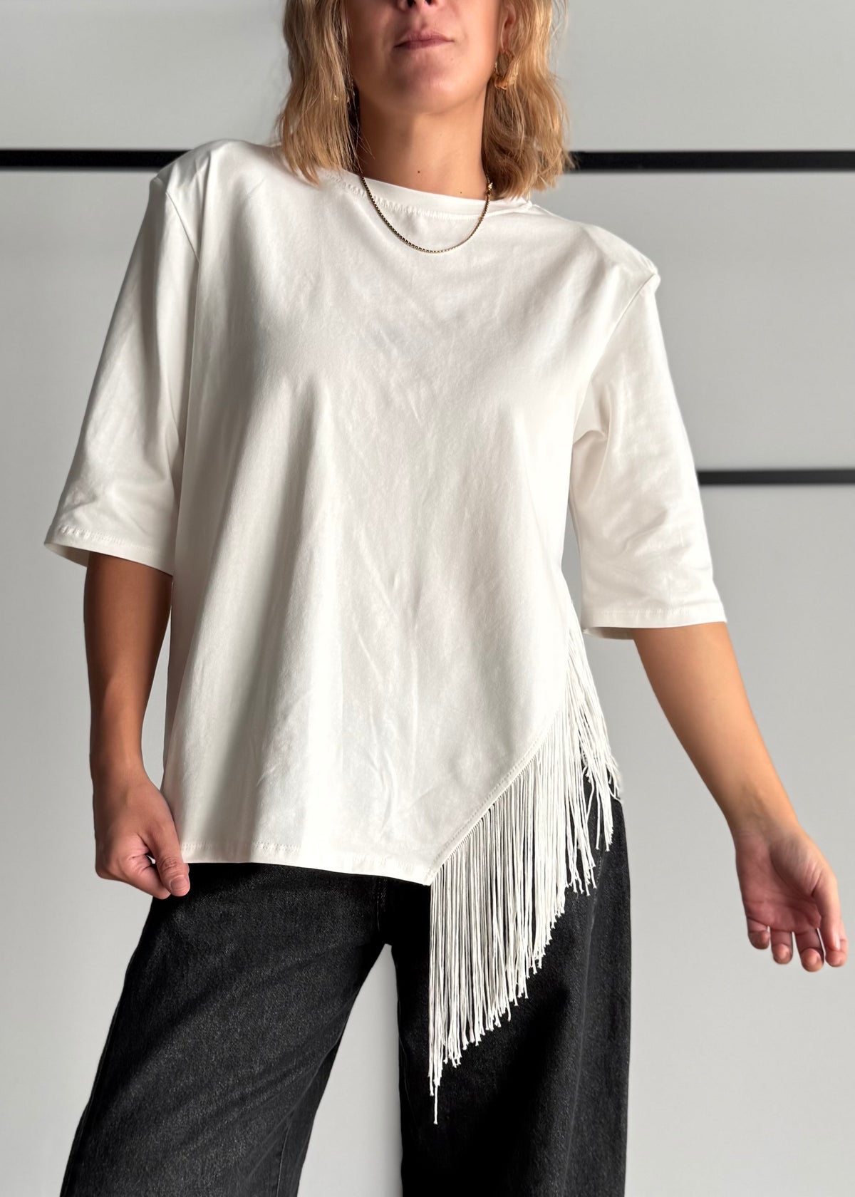 T-shirt asimmetrica bianca con frange - KONTATTO