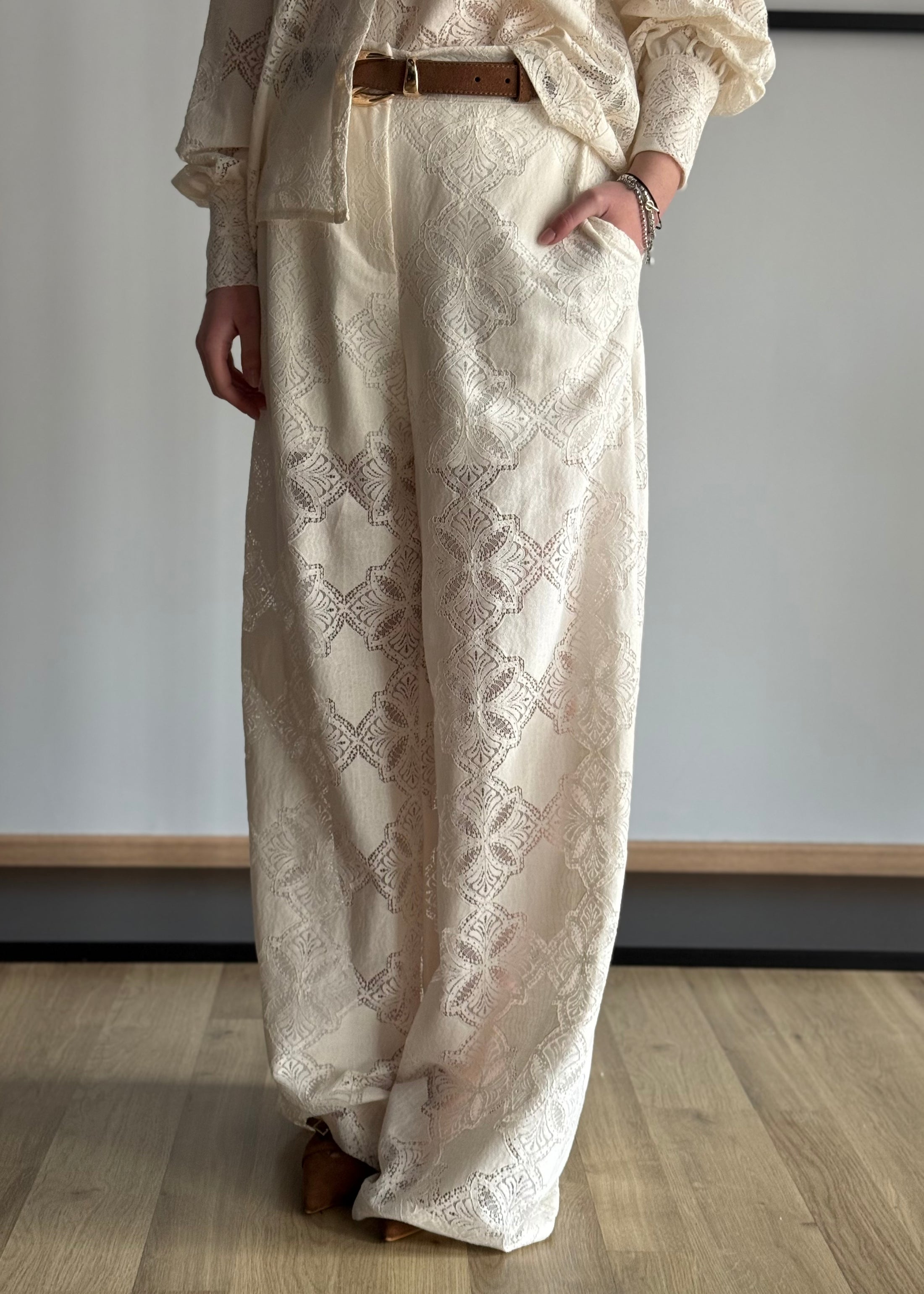 Pantalone ZAHJR in pizzo ricamato
