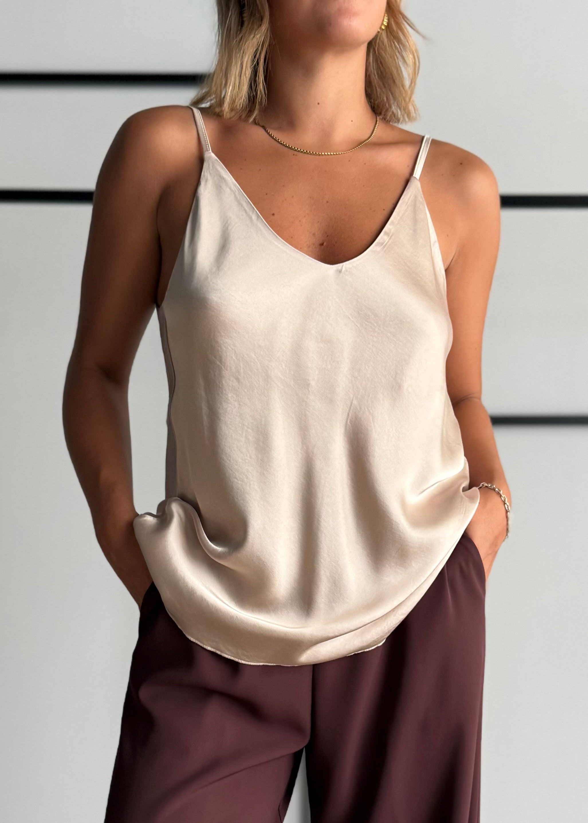 Top satinato nude con spalline regolabili