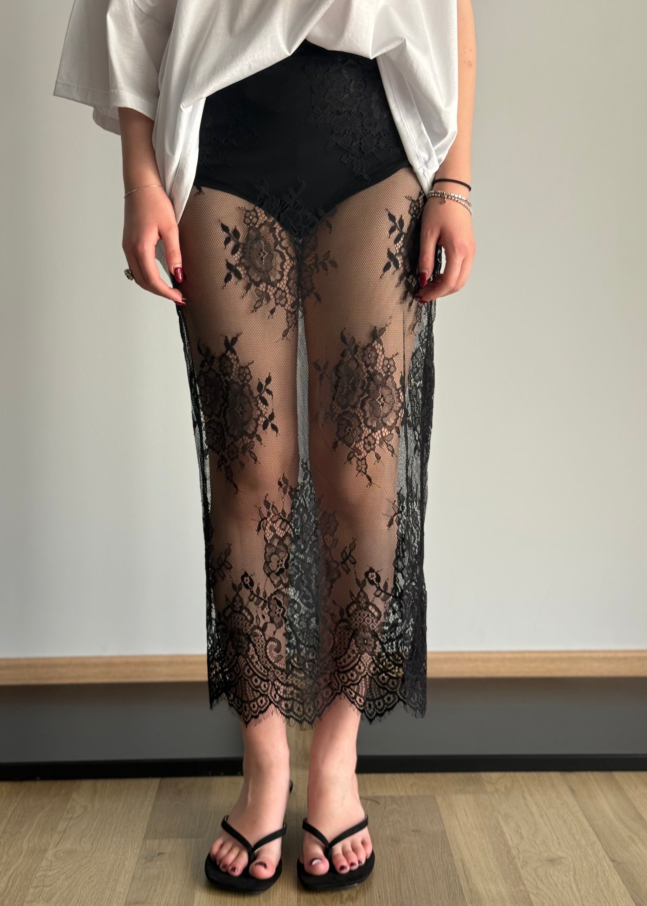 Gonna midi in pizzo trasparente nero