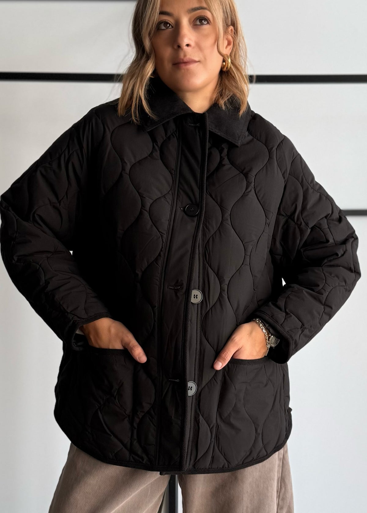 PREORDINE -Giacca COZY nera trapuntata con colletto in velluto