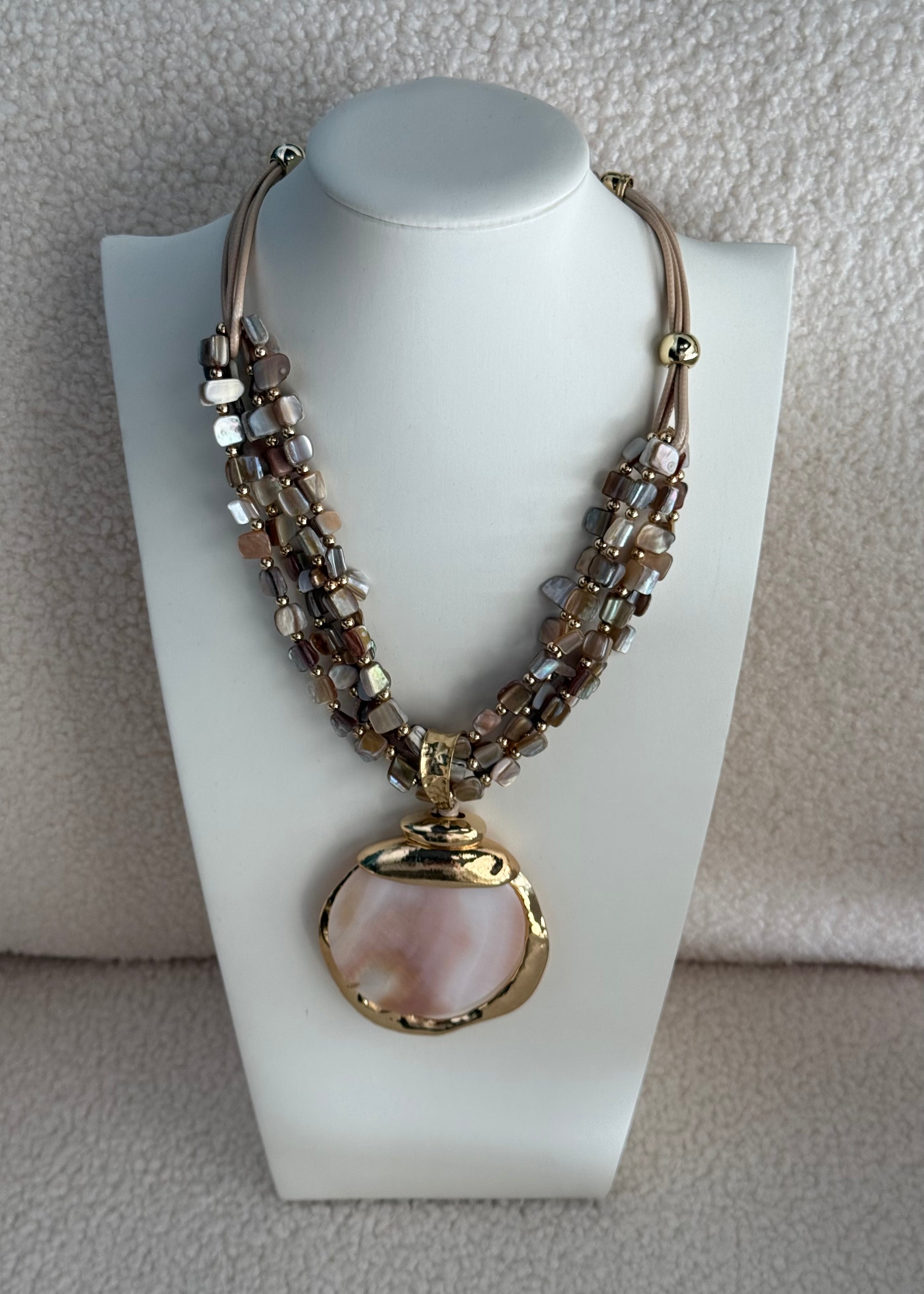 Collana multifilo beige con maxi pendente