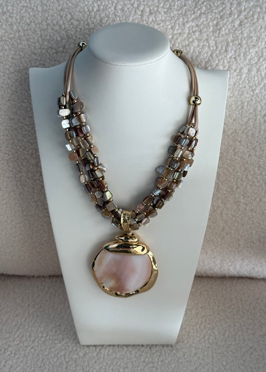 Collana multifilo beige con maxi pendente