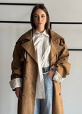 Carica l'immagine nel visualizzatore della galleria, Trench THEVICE in suede cammello
