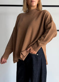 Carica l'immagine nel visualizzatore della galleria, Maglia over cammello spacchi laterali - PHILIALOFT
