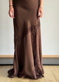 Carica l'immagine nel visualizzatore della galleria, Abito lungo satin ZAHJR moro con pizzo
