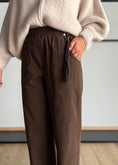 Carica l'immagine nel visualizzatore della galleria, Pantalone moro relax con charm - PHILIALOFT
