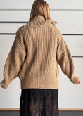 Carica l'immagine nel visualizzatore della galleria, Cardigan mastice con maxi collo e zip - KONTATTO
