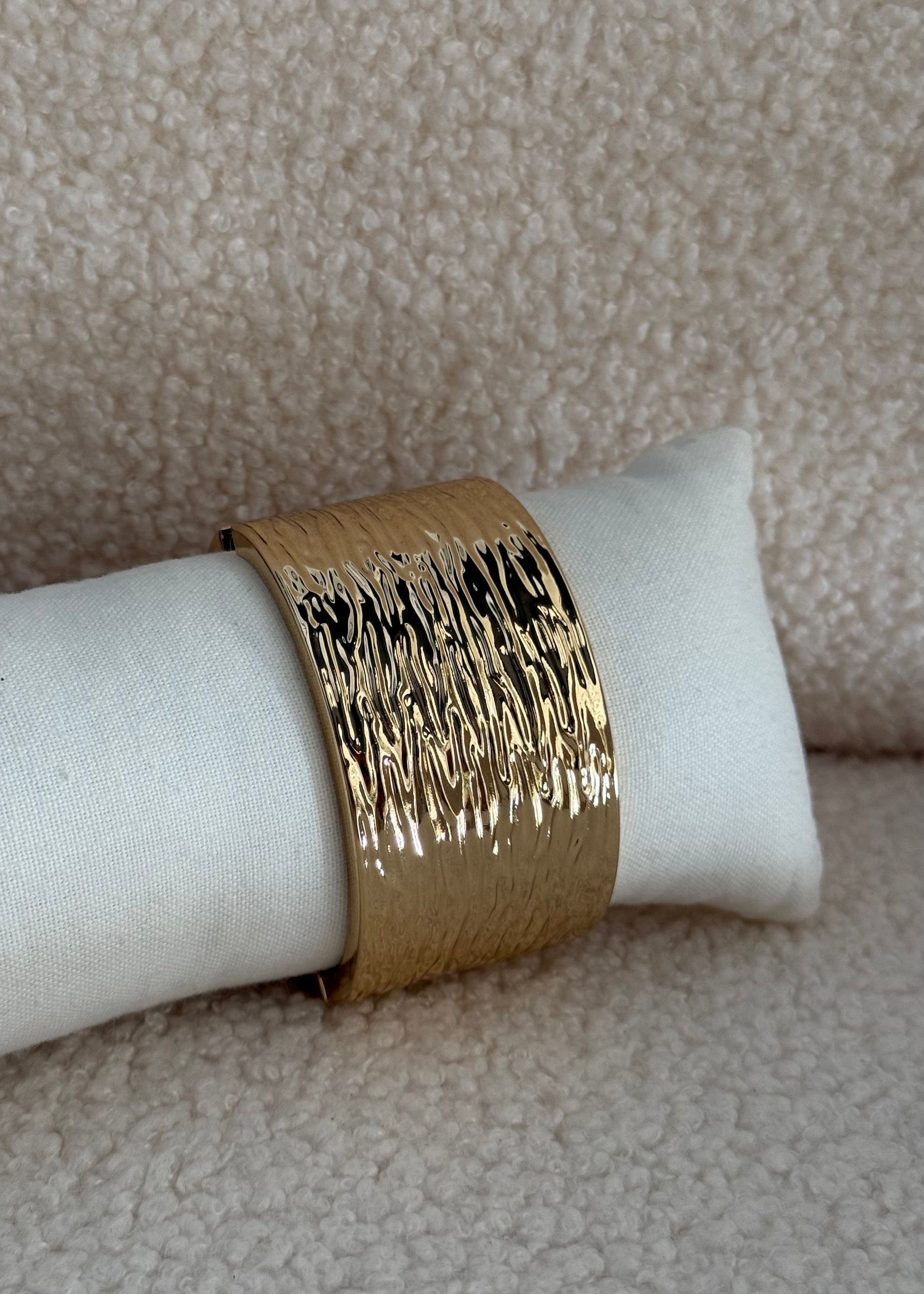 Bracciale rigido gold martellato