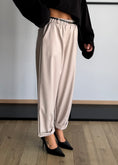 Carica l'immagine nel visualizzatore della galleria, Pantalone carrot con cintura - PHILIALOFT

