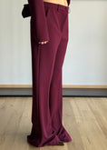 Carica l'immagine nel visualizzatore della galleria, Pantaloni eleganti a zampa bordeaux -ZAHJR

