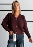 Carica l'immagine nel visualizzatore della galleria, Cardigan chunky vino con bottoni - ZAHJR
