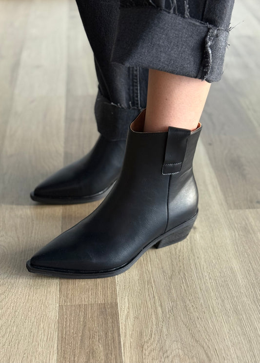 Stivaletto nero in ecopelle con punta affusolata e tacco basso