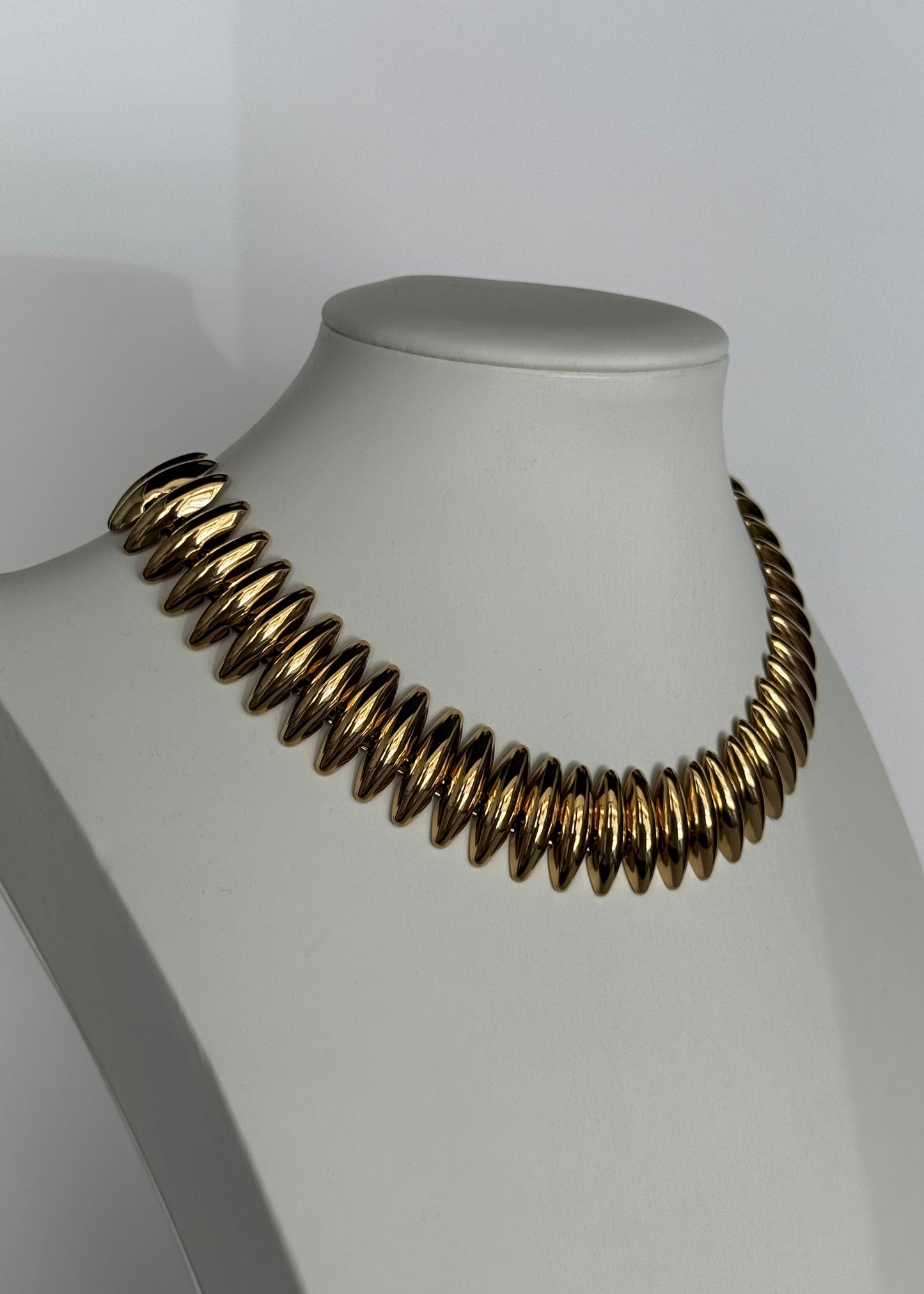 Collana girocollo dorata con maglie bombate