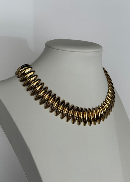 Collana girocollo dorata con maglie bombate
