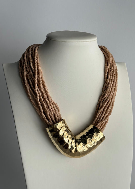 Collana multistrato con perline nude e dettaglio dorato martellato