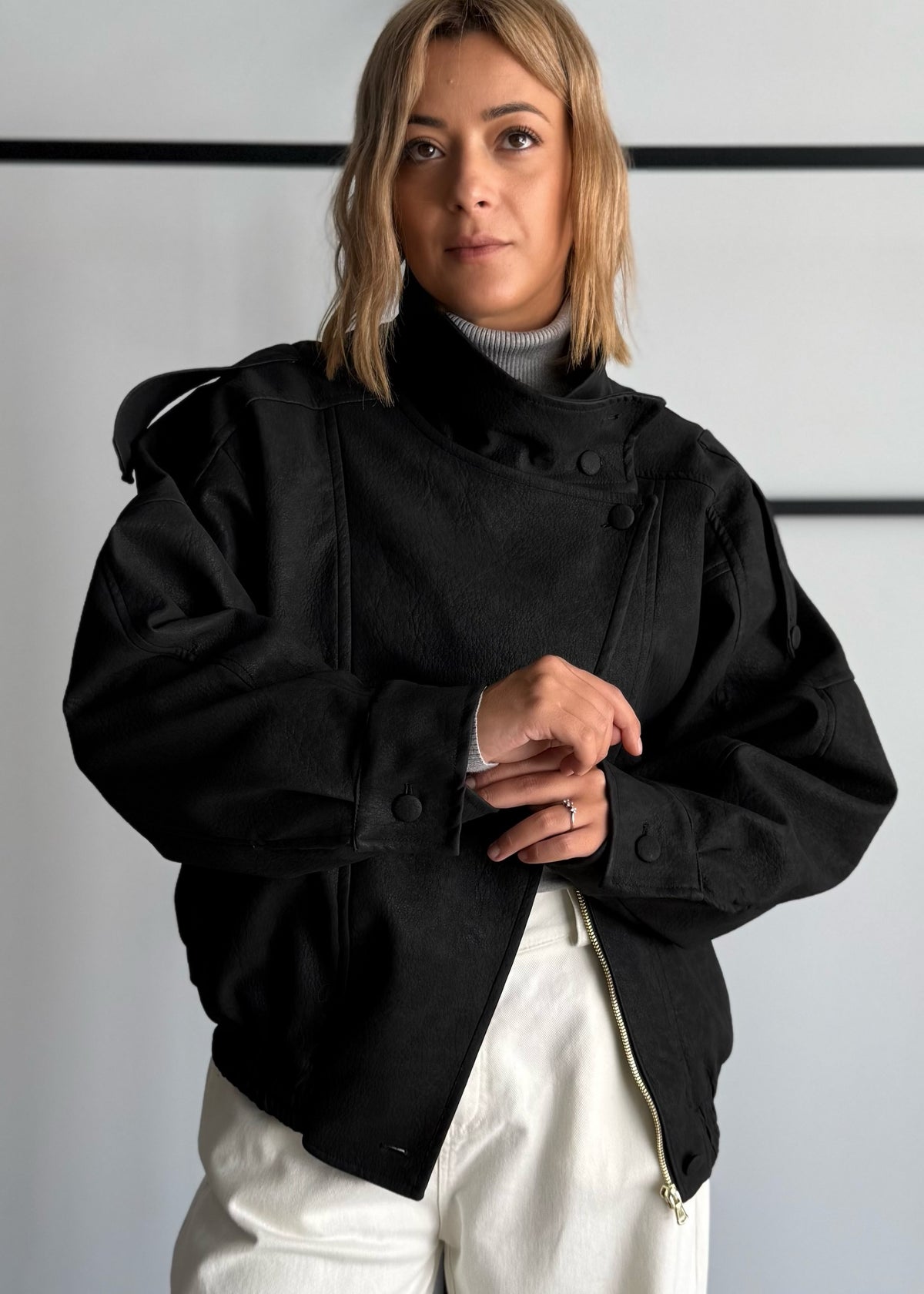 Giacca biker nera con zip oro - ZAHJR