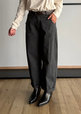 Carica l'immagine nel visualizzatore della galleria, Pantalone grigio balloon con cintura - ZAHJR

