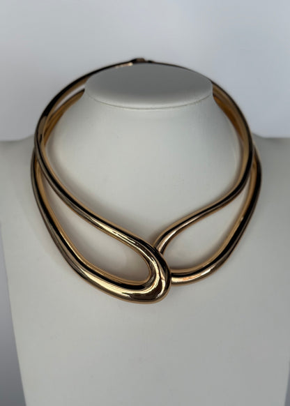 Collana rigida oro effetto scultoreo