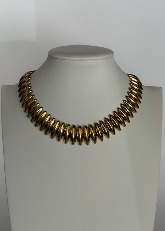 Collana girocollo dorata con maglie bombate