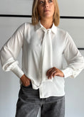 Carica l'immagine nel visualizzatore della galleria, Camicia bianca con fiocco - ZAHJR
