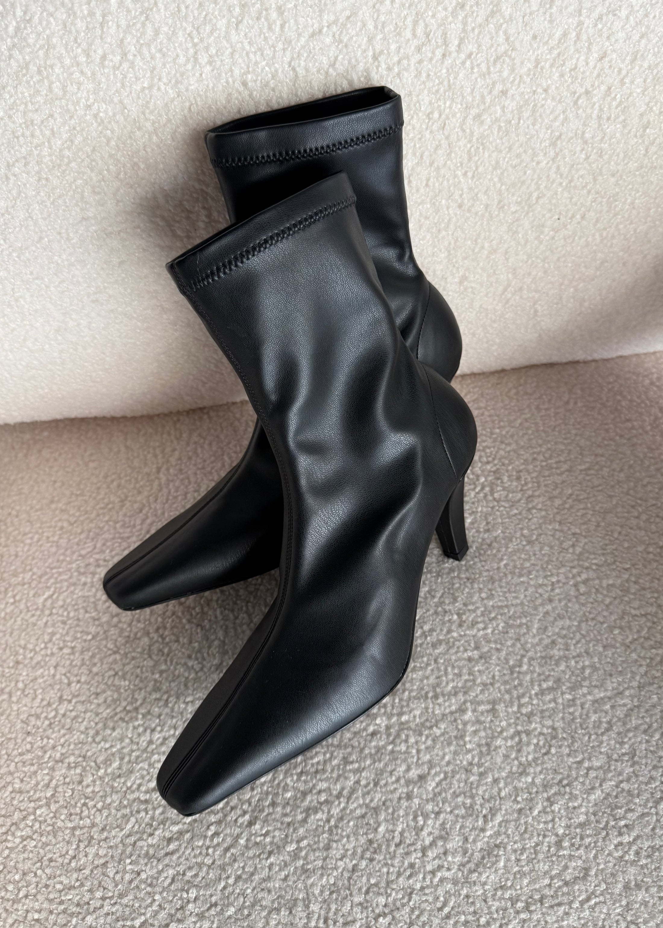 Stivaletto stretch nero con tacco 8 OVYÈ