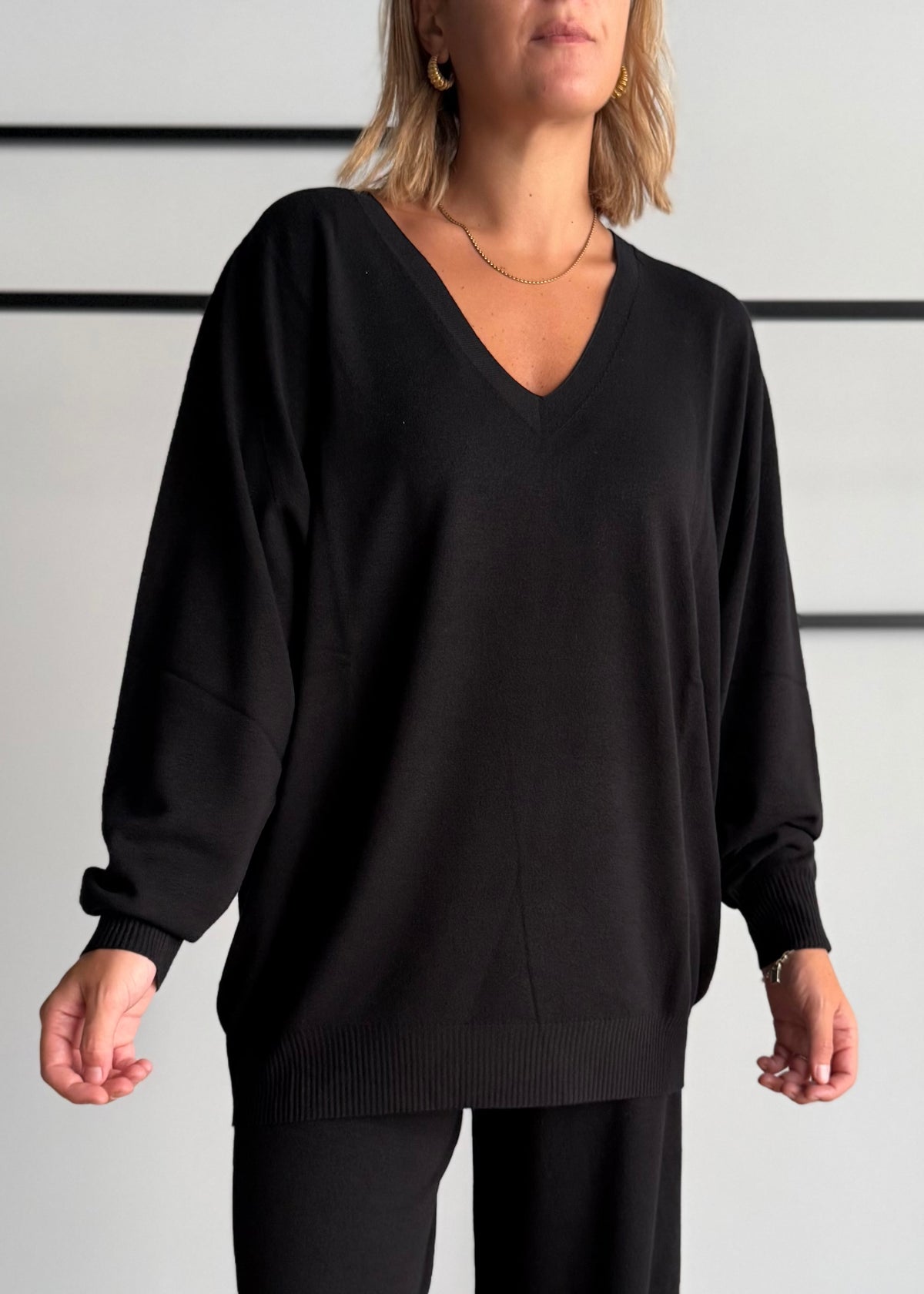 Maglia over nera scollo a V - KONTATTO