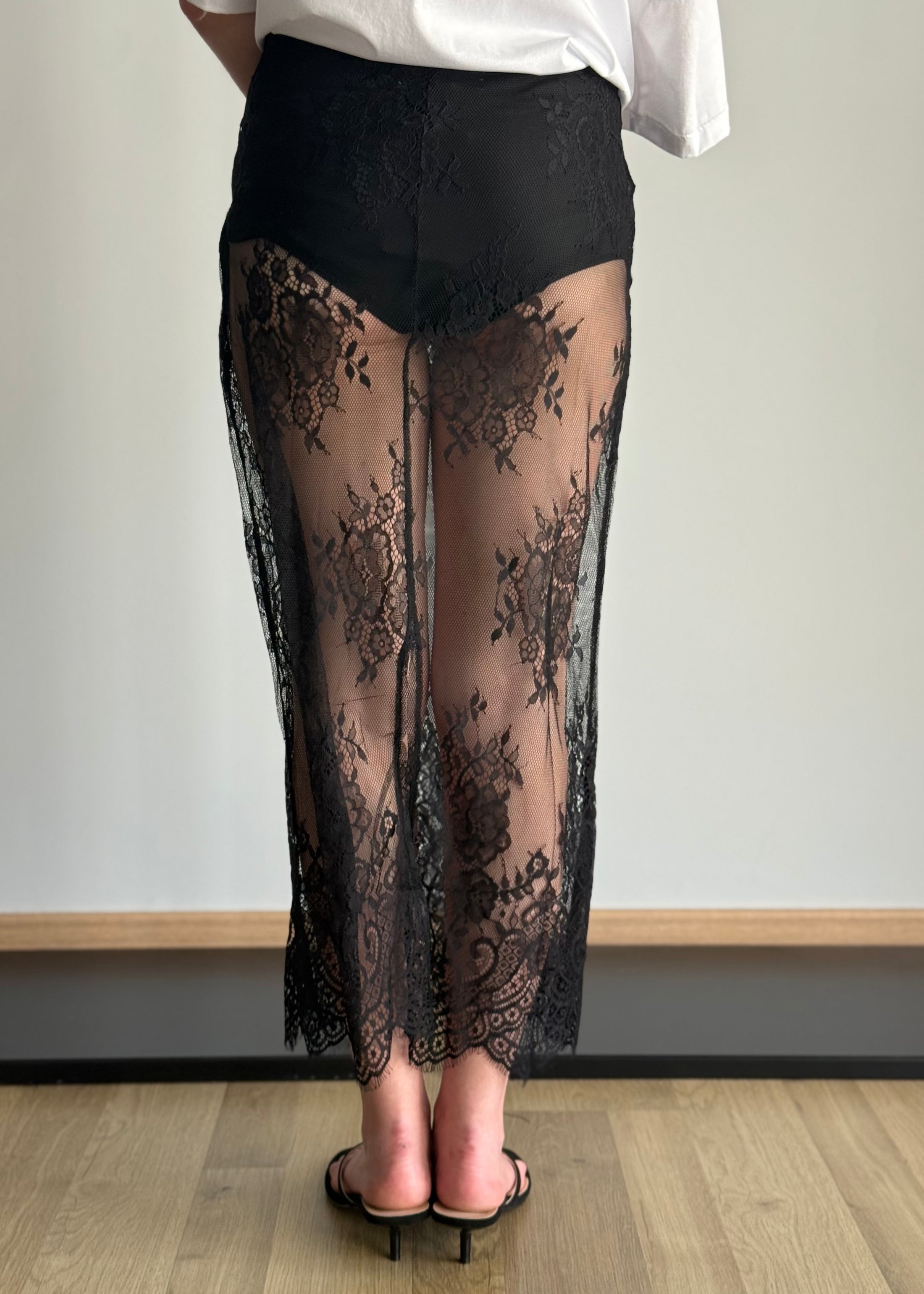 Gonna midi in pizzo trasparente nero
