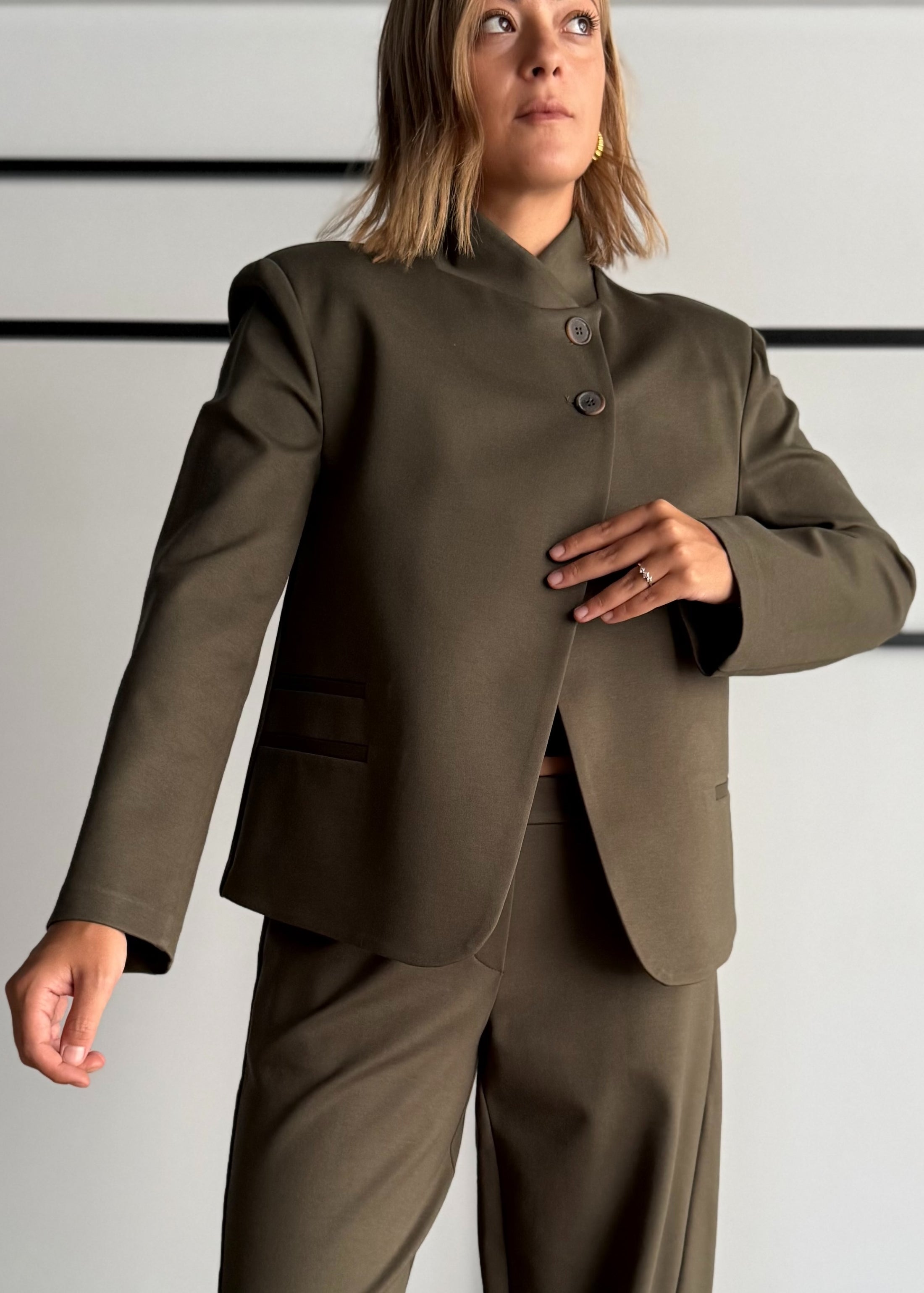 Giacca militare con chiusura asimmetrica - KONTATTO
