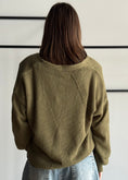 Carica l'immagine nel visualizzatore della galleria, Cardigan ZAHJR militare con bottoni in legno
