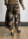 Carica l'immagine nel visualizzatore della galleria, Bermuda cargo camouflage - KONTATTO
