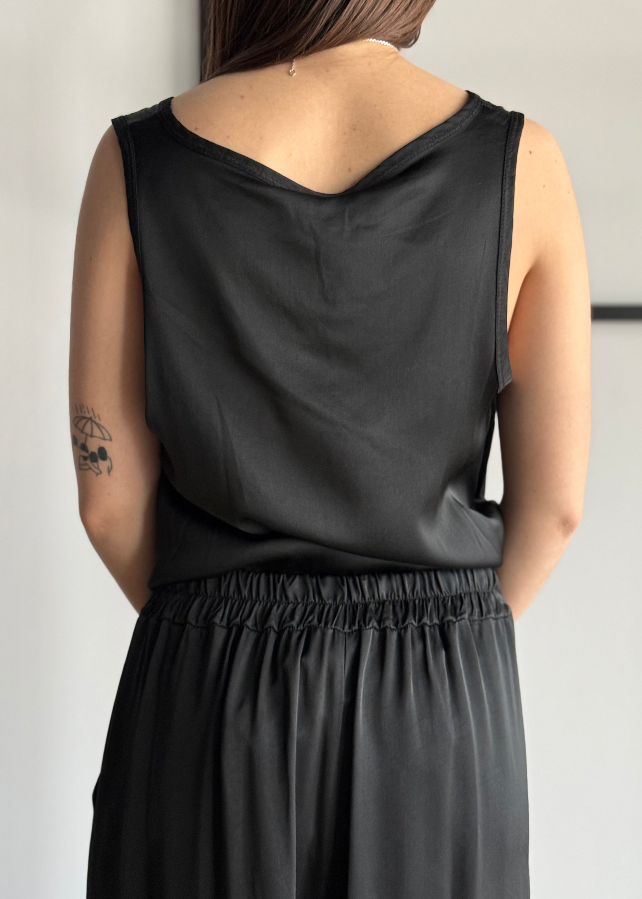 Top ZAHJR smanicato nero