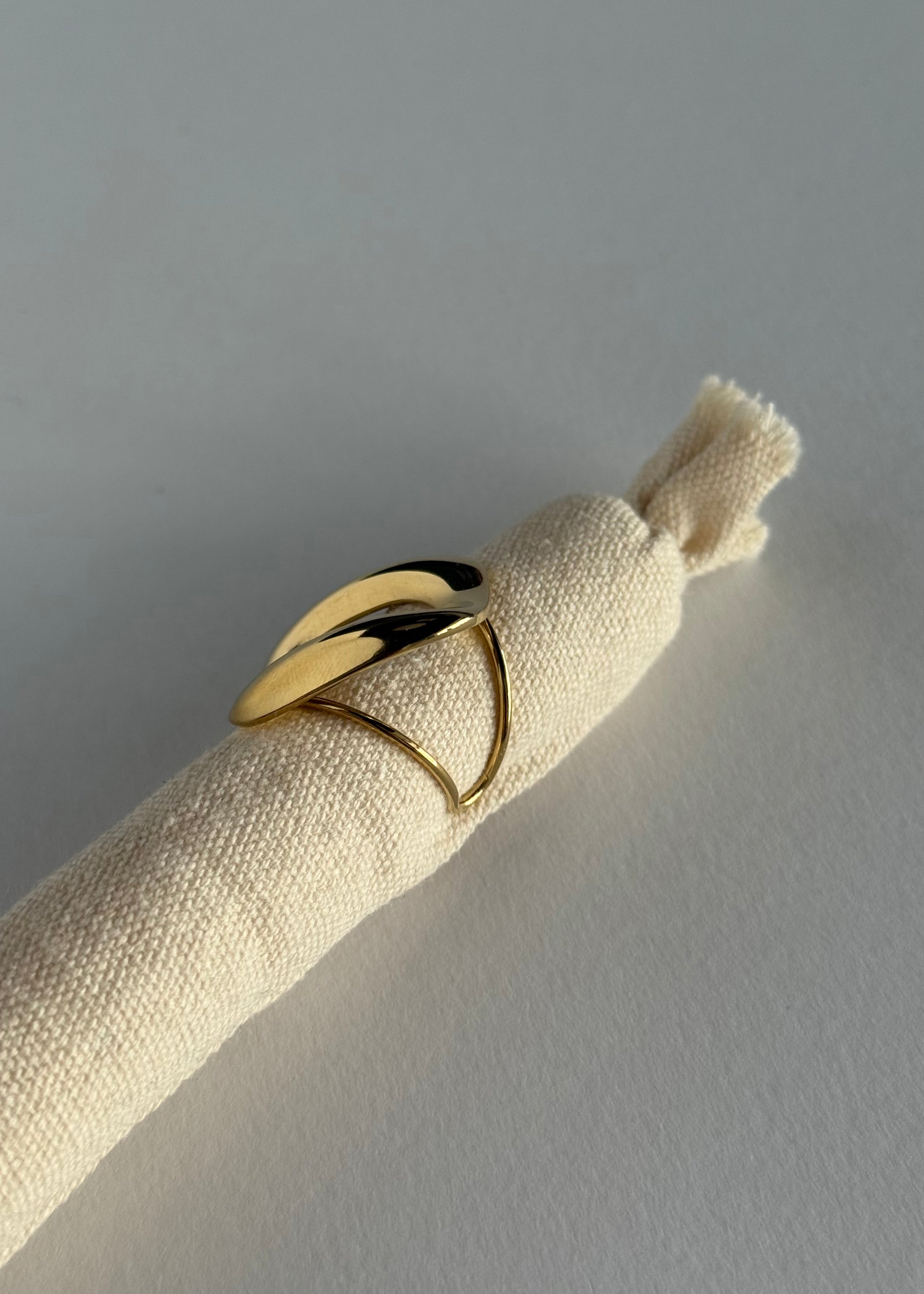 Anello dorato geometrico con design squadrato