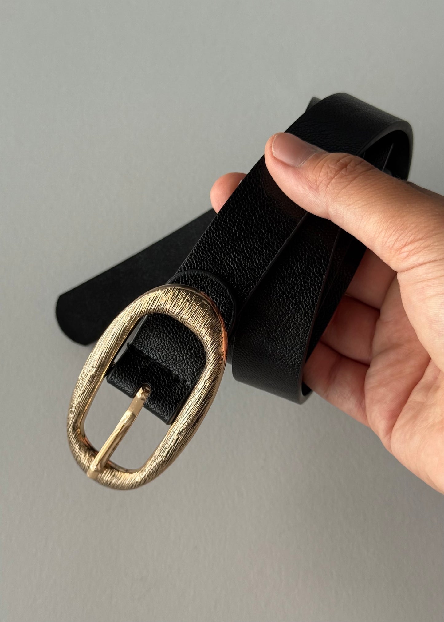 Cintura nera con fibbia dorata ovale