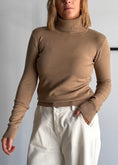 Carica l'immagine nel visualizzatore della galleria, Dolcevita in maglia camel - ZAHJR
