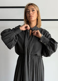 Carica l'immagine nel visualizzatore della galleria, Blusa con fiocco antracite - PHILIALOFT
