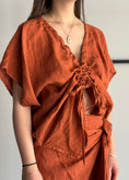 Carica l'immagine nel visualizzatore della galleria, Blusa PHILIALOFT in lino terracotta con scollo regolabile
