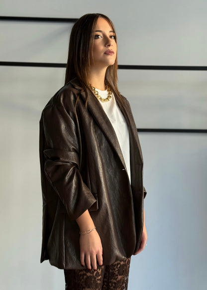Blazer oversize in ecopelle marrone con chiusura a bottoni -PHILIALOFT