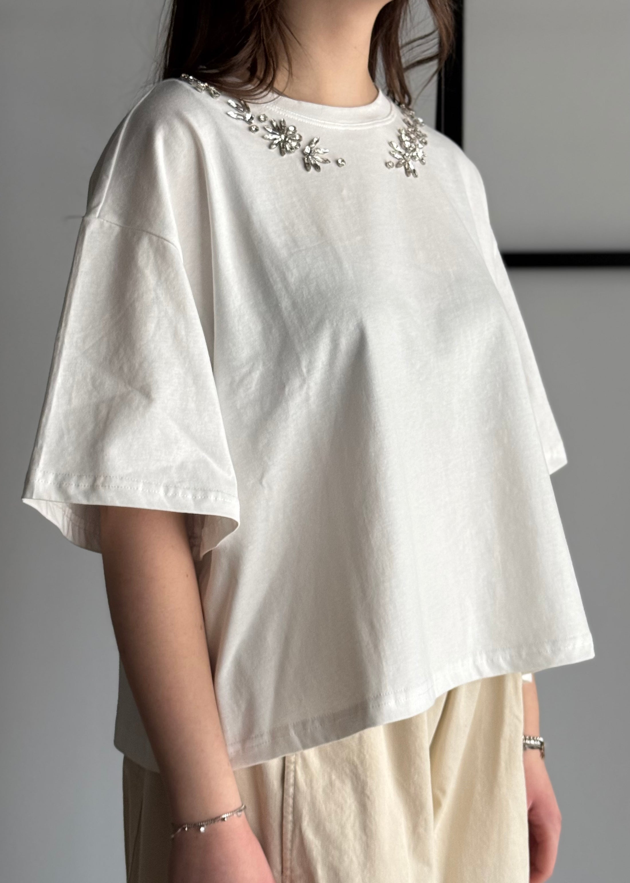 T-shirt ZAHJR con applicazioni gioiello