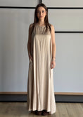 Carica l'immagine nel visualizzatore della galleria, Abito lungo ZAHJR in satin avena
