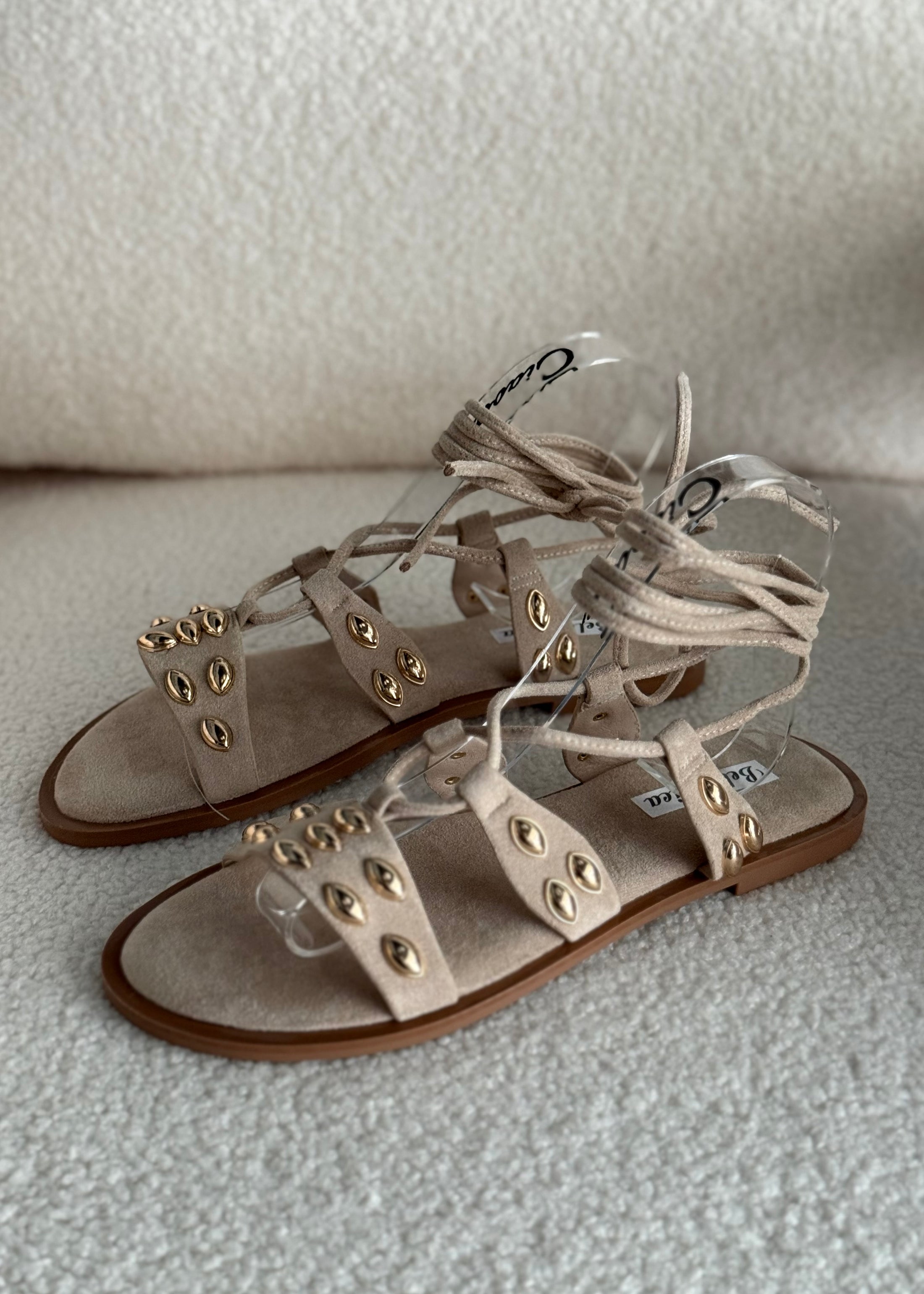 Sandali THEVICE con borchie oro beige