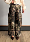 Carica l'immagine nel visualizzatore della galleria, Pantalone cargo camouflage con cintura - PHILIALOFT
