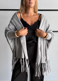Carica l'immagine nel visualizzatore della galleria, Mantella in maglia grigio con frange - ZAHJR
