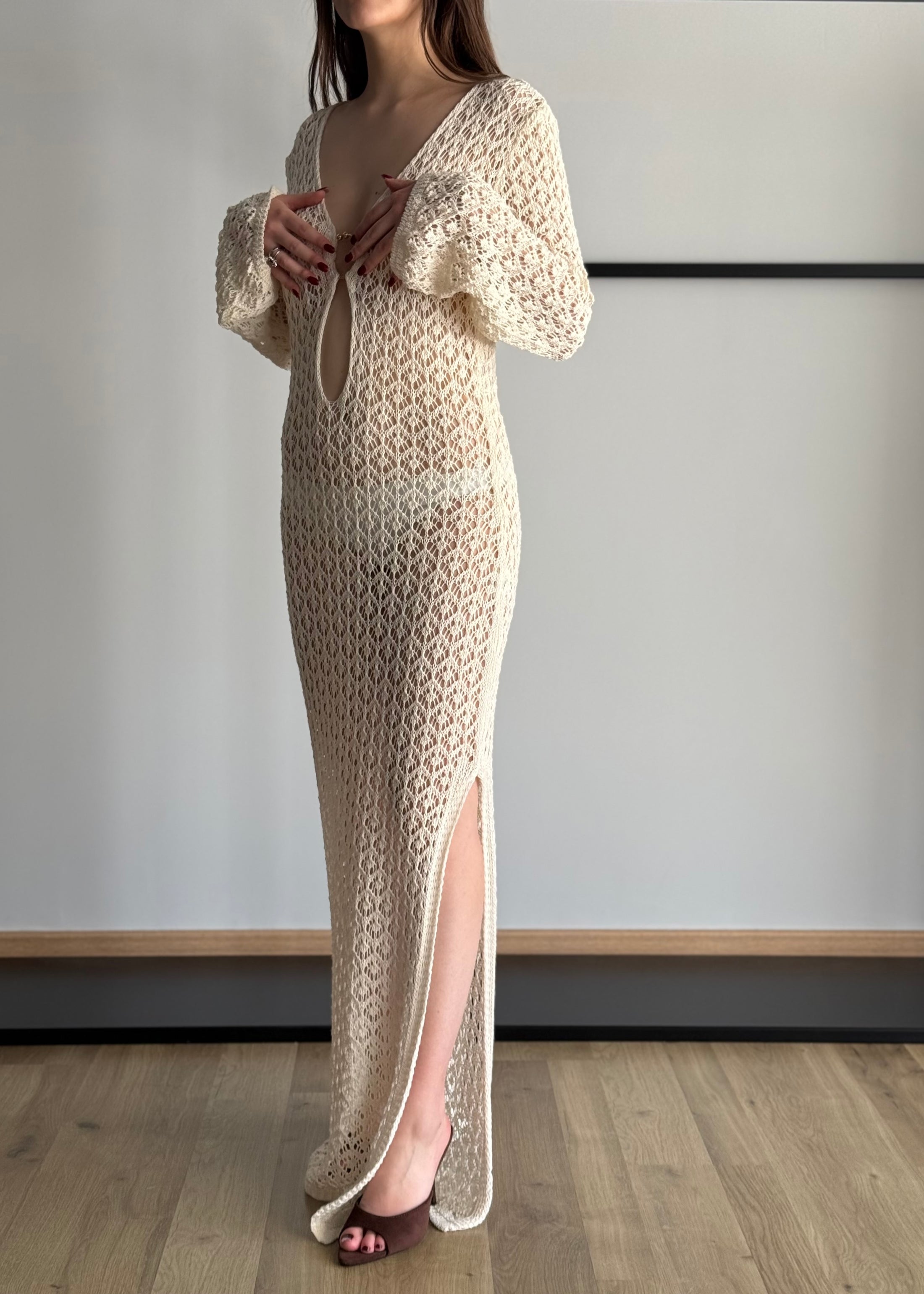 Abito lungo crochet panna con scollo profondo