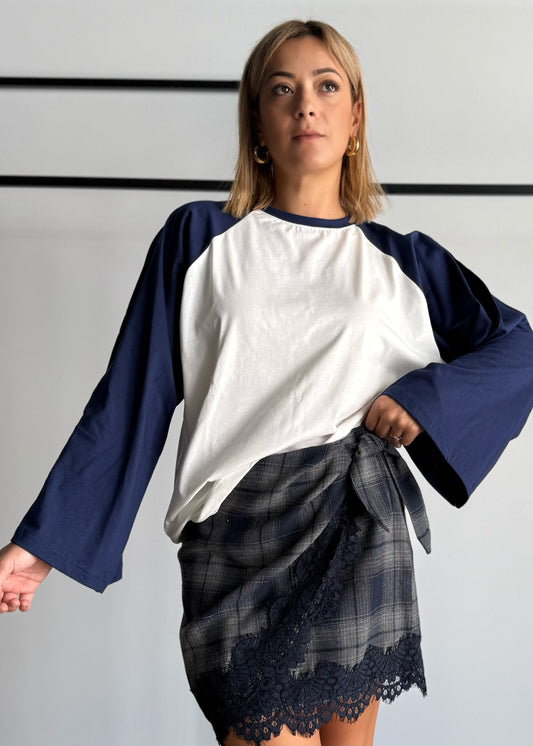 T-shirt bicolore con maniche raglan svasate