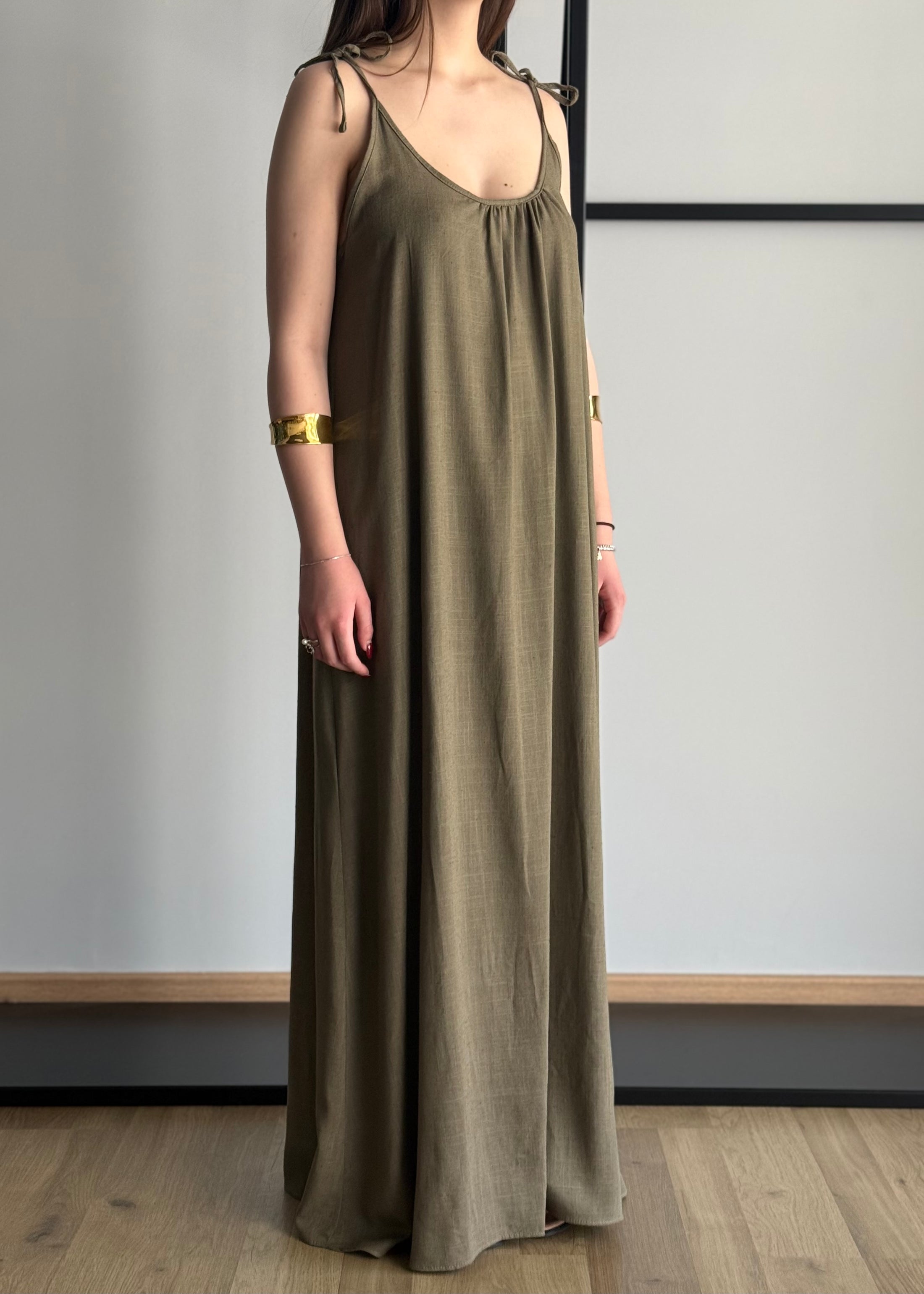 Maxi abito kaki con spalline annodabili