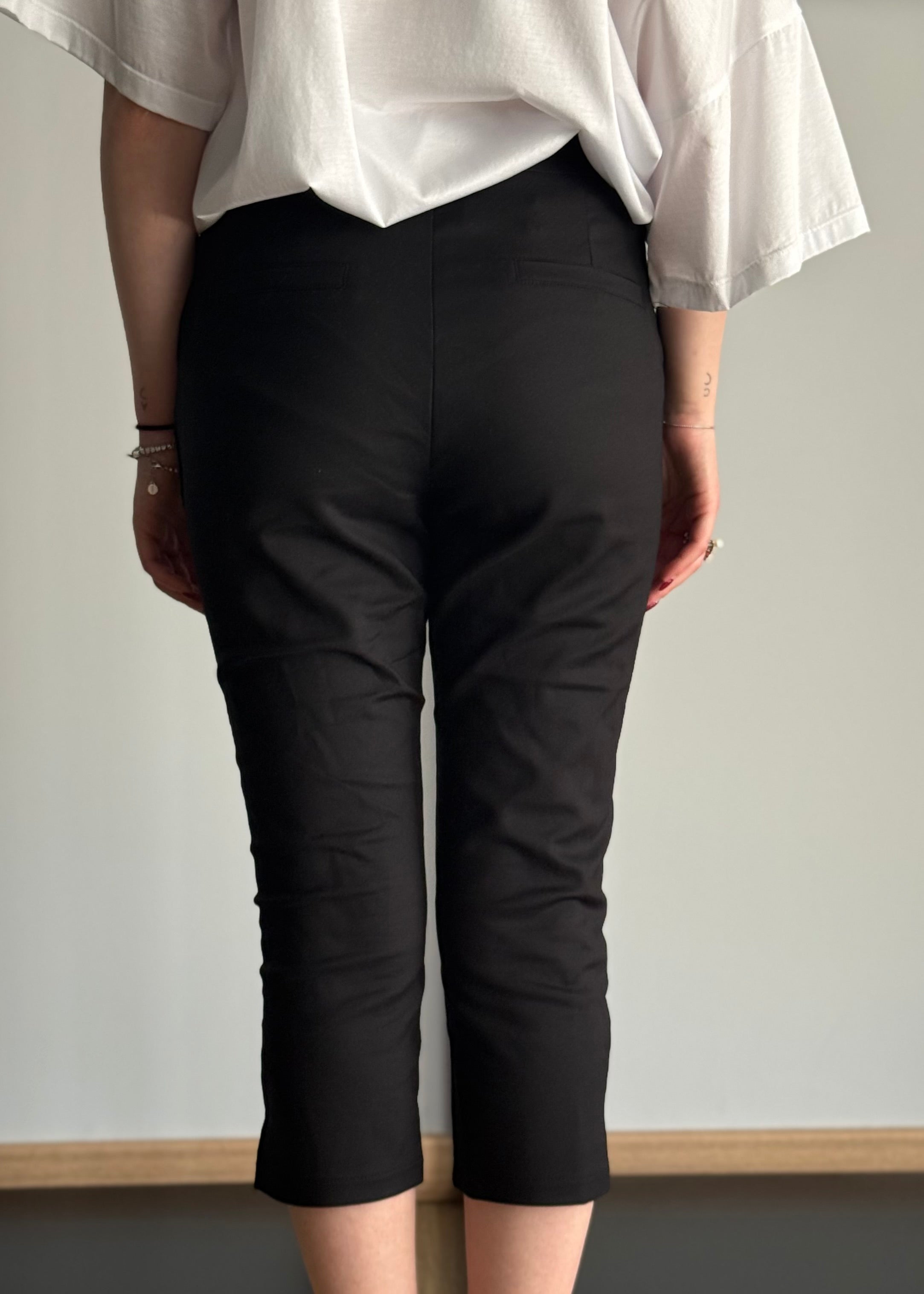 Pantalone capri nero slim fit