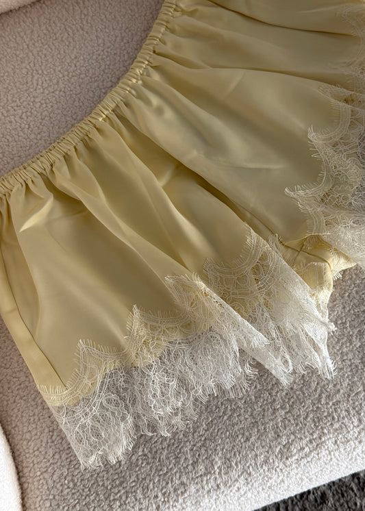 Short in raso giallo burro con pizzo