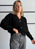 Carica l'immagine nel visualizzatore della galleria, Cardigan chunky nero con bottoni - ZAHJR

